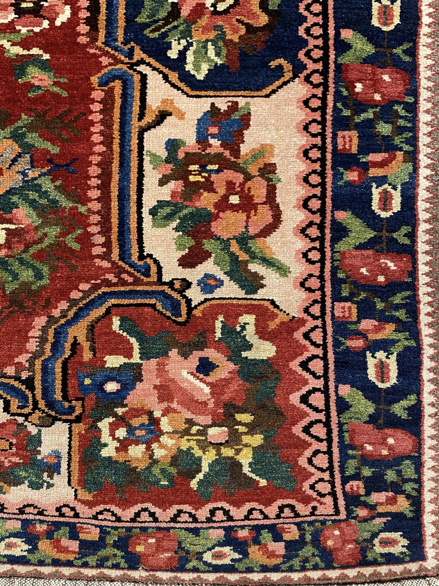 Antique Persian Bakhtiari 4' 10" x 7' 10" Handmade Wool Area Rug